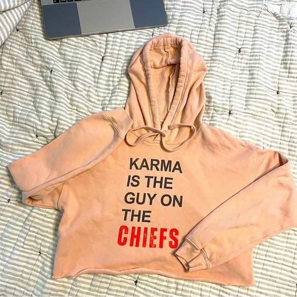 Cutoff hoodie "Karma is the guy on the Chiefs" Taylor Swift peach - Picture 1 of 5